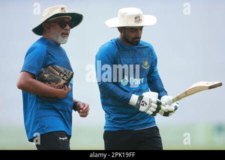 Chandika Hathurusingha e Litton Kumar Das durante il secondo giorno del solo incontro di prova tra Bangladesh e Irlanda a Sher-e-Bangla National Cri Foto Stock