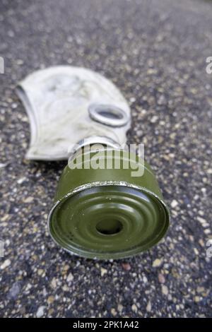 Particolare di vecchia maschera antigas di guerra, protezione e morte, guerra chimica Foto Stock