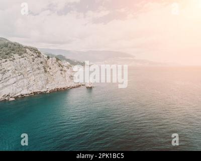 Foto aerea della roccia Parus Sail e Ayu-Dag Bear Mountain e vicino a Gaspra, Yalta, Crimea in una luminosa giornata di sole sul Mar Nero. Rock Parus a Gaspra Foto Stock