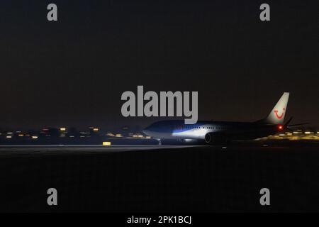 SCHIPHOL - Un aereo TUI parte da Schiphol. L'aeroporto vuole cancellare tutti i voli notturni per limitare l'inquinamento acustico. ANP MICHEL VAN BERGEN olanda fuori - belgio fuori Foto Stock