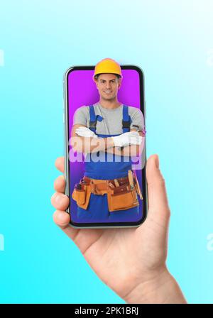 Donna con smartphone che chiama un riparatore professionista su sfondo a colori, primo piano Foto Stock