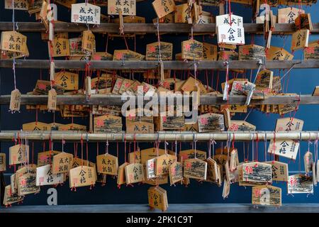 Tokyo, Giappone - 7 marzo 2023: Tavole di preghiera al Yushima Seido, un tempio confuciano a Yushima, Tokyo, Giappone. Foto Stock