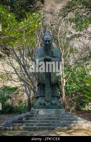 Tokyo, Giappone - 7 marzo 2023: Statua di Confucio al Seido di Yushima, un tempio confuciano a Yushima, Tokyo, Giappone. Foto Stock