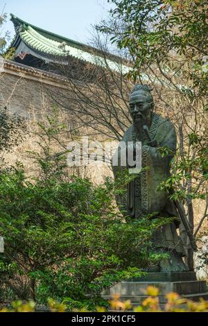 Tokyo, Giappone - 7 marzo 2023: Statua di Confucio al Seido di Yushima, un tempio confuciano a Yushima, Tokyo, Giappone. Foto Stock