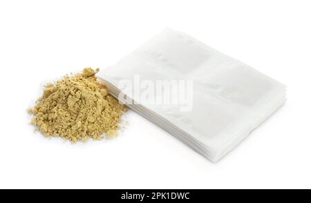 Polvere di senape e cerotti su fondo bianco Foto Stock