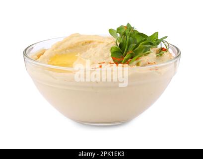 Ciotola di gustoso hummus con foglie di piselli e paprika isolato su bianco Foto Stock