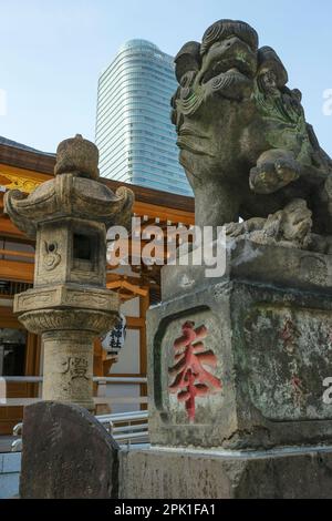 Tokyo, Giappone - 9 marzo 2023: Dettaglio del Santuario di Nishikubo Hachiman a Minato, Tokyo, Giappone. Foto Stock