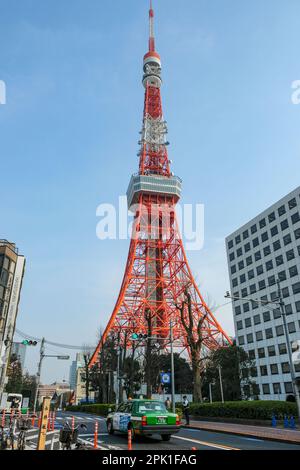 Tokyo, Giappone - 9 marzo 2023: La Tokyo Tower è una torre di telecomunicazioni e osservazione situata nel Parco Shiba di Minato, Tokyo, Giappone. Foto Stock