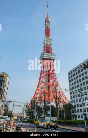 Tokyo, Giappone - 9 marzo 2023: La Tokyo Tower è una torre di telecomunicazioni e osservazione situata nel Parco Shiba di Minato, Tokyo, Giappone. Foto Stock