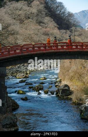 Nikko, Giappone - 11 marzo 2023: Un monaco buddista sul ponte Shinkyo di Nikko, Giappone. Foto Stock