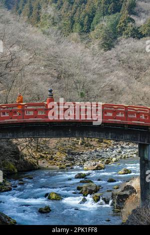 Nikko, Giappone - 11 marzo 2023: Un monaco buddista sul ponte Shinkyo di Nikko, Giappone. Foto Stock