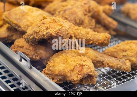 Vista ravvicinata del pollo fritto croccante sul vassoio in vendita Foto Stock