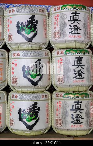 Nikko, Giappone - 11 marzo 2023: Barili di sakè al Nikko Toshogu, il santuario shintoista, un sito patrimonio dell'umanità dell'UNESCO situato a Nikko, Giappone. Foto Stock