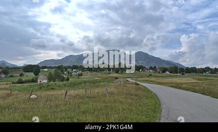 Pašina Voda, Žabljak, Montenegro – 2022 agosto: Monte Durmitor visto da Pašina Voda Foto Stock