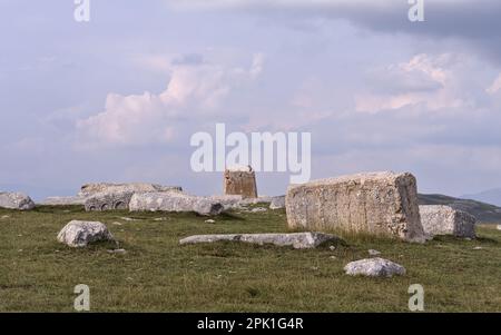 Novakovići, Žabljak, Montenegro – Agosto 2022: Stećci/Stećak sul cimitero medievale „Grčko groblje“. Il cimitero è iscritto nella Lista del Patrimonio Mondiale An Foto Stock