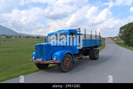 Pašina Voda, Žabljak, Montenegro – agosto 2022: FAB Oldtimer Truck a Pašina Voda Foto Stock