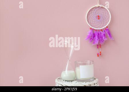 Dream catcher appeso a una parete rosa Foto Stock