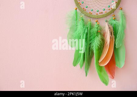 Dream catcher appeso a parete rosa, primo piano Foto Stock