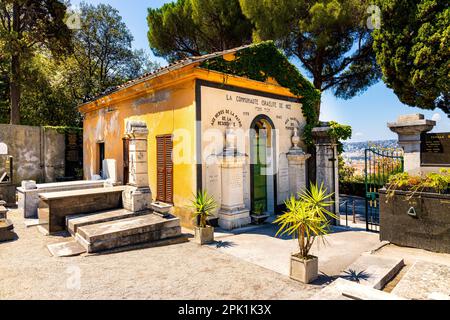 Nizza, Francia - 3 agosto 2022: Cimitero Israelita Cimetiere storico nel quartiere storico della città vecchia, sulla Costa Azzurra del Mar Mediterraneo Foto Stock