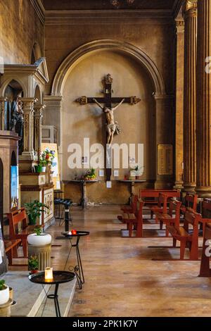 Nizza, Francia - 5 agosto 2022: Navata cappella di nostra Signora del Porto Chiesa Eglise Notre Dame du Port nel porto storico di Nizza e yacht marina quartiere Foto Stock