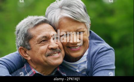 L'unica persona con cui voglio trascorrere per sempre. una felice coppia anziana trascorre una romantica giornata nel parco. Foto Stock