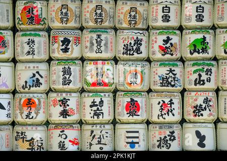 Tokyo, Giappone - 4 marzo 2023: Barili di sakè nel Santuario Meiji nel Parco di Yoyogi a Shibuya, Tokyo, Giappone. Foto Stock