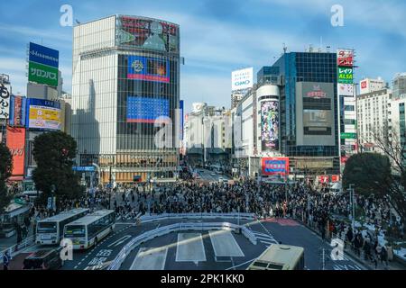 Tokyo, Giappone - 4 marzo 2023: Persone che passano attraverso il famoso Shibuya Crossing a Tokyo, Giappone. Foto Stock