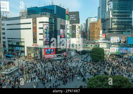 Tokyo, Giappone - 4 marzo 2023: Persone che passano attraverso il famoso Shibuya Crossing a Tokyo, Giappone. Foto Stock