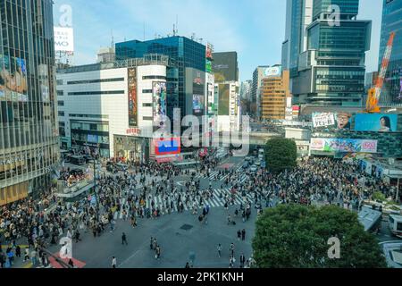 Tokyo, Giappone - 4 marzo 2023: Persone che passano attraverso il famoso Shibuya Crossing a Tokyo, Giappone. Foto Stock