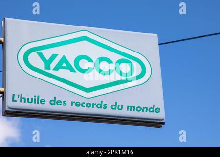 Bordeaux , Aquitaine France - 04 02 2023 : logo Yacco e cartello di testo sul rivenditore di stazione della marca chimica francese di oli motore Foto Stock