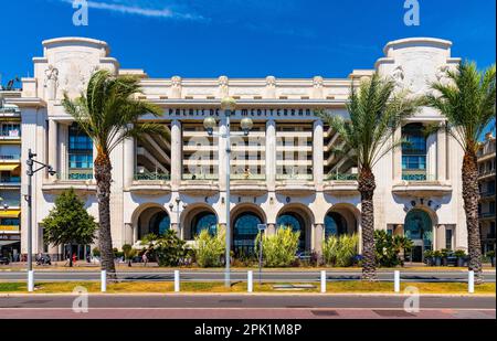 Nizza, Francia - 7 agosto 2022: Palazzo del Casinò Palais De la Mediterranee storico sulla Promenade des Anglais lungo la spiaggia di Nizza sulla Costa Azzurra Foto Stock