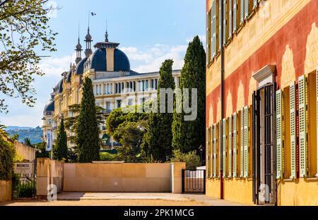 Nizza, Francia - 7 agosto 2022: Museo Matisse nel palazzo di Villa des Arenes con Belle Epoque Ancien Hotel Regina nel quartiere Cimiez di Nizza Foto Stock