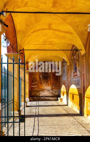 Nizza, Francia - 7 agosto 2022: Chiostri di Eglise Sainte Marie des Anges St. Chiesa di Maria degli Angeli del Monastero dei Francescani nel distretto di Cimiez Foto Stock