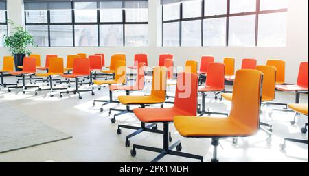 Benvenuti al workshop aziendale. sedie in un ufficio moderno vuoto. Foto Stock