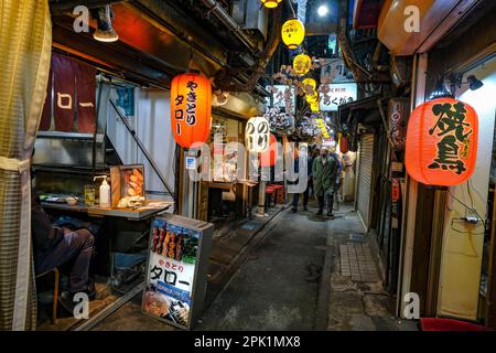 Tokyo, Giappone - 7 marzo 2023: Persone in una strada nel quartiere Kabukicho a Shinjuku, Tokyo, Giappone. Foto Stock