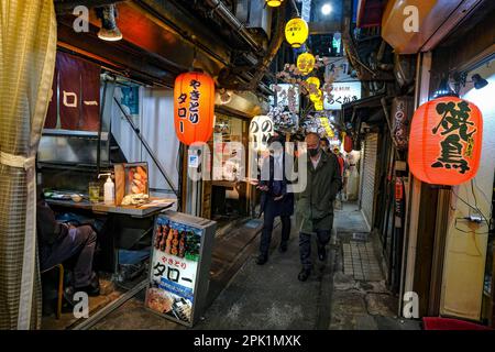 Tokyo, Giappone - 7 marzo 2023: Persone in una strada nel quartiere Kabukicho a Shinjuku, Tokyo, Giappone. Foto Stock