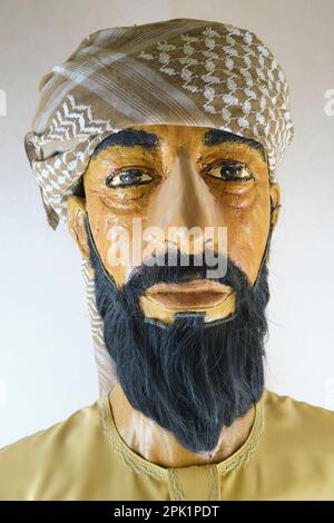 Un manichino uomo, vestito tipico tradizionale, guardaroba. Presso l'Emirates Heritage Club Heritage Village di Abu Dhabi, Emirati Arabi Uniti Foto Stock