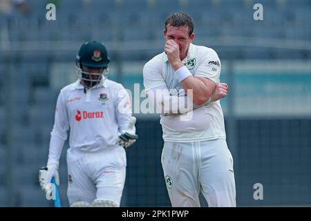 Irealtd fast bowler Graham Hume (R) durante il secondo giorno del solo test match tra Bangladesh e Irlanda a Sher-e-Bangla National Cricket sta Foto Stock