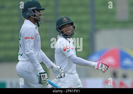 Shakib al hasan e Mushfiqur Rahim si presentano come una pausa di lancio durante il secondo giorno della partita di test tra Bangladesh e Irlanda Foto Stock