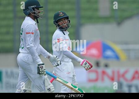 Shakib al hasan e Mushfiqur Rahim si presentano come una pausa di lancio durante il secondo giorno della partita di test tra Bangladesh e Irlanda Foto Stock