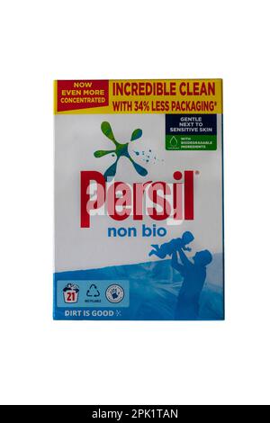 Scatola di Persil non bio detersivo in polvere ora ancora più concentrato incredibile pulizia con il 34% in meno di confezionamento isolato su sfondo bianco Foto Stock