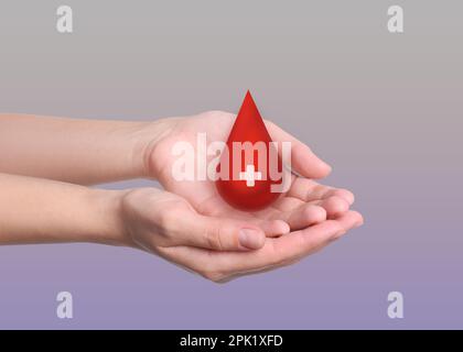 Donna che tiene goccia rossa in mani su sfondo chiaro, primo piano. Concetto di donazione di sangue Foto Stock