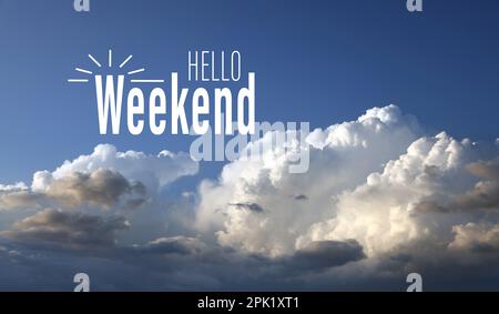 Ciao Weekend. Bella vista di soffici nuvole bianche nel cielo blu Foto Stock