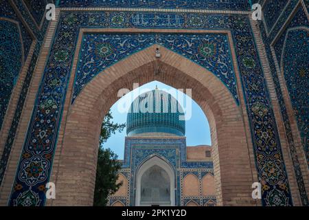 Facciata colorata al Mausoleo di Amir Temur Gur-e Amir Complex, Samarqand, Samarkand Uzbekistan, Asia centrale Foto Stock