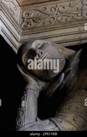 Sognare attraverso i secoli… Signore giacobino Sir Edmund Fettiplace (1554-1613) appoggia la testa sulla mano mentre guarda sul soffitto del coro nella chiesa parrocchiale di St Mary nella Valle di Windrush, Cotswolds, villaggio di Swinbrook, Oxfordshire, Inghilterra, REGNO UNITO. Sir Edmund commissionò l'unico monumento a più livelli su cui si trova con suo nonno, Alexander, e suo padre, William. Foto Stock