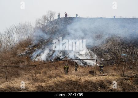 VLADIVOSTOK, RUSSIA - 4 APRILE 2023: I vigili del fuoco hanno messo fuori erba secca bruciante. Disastro naturale. Foto Stock