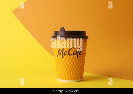 MYKOLAIV, UCRAINA - 12 AGOSTO 2021: Bevanda calda del McDonald's sullo sfondo di colore Foto Stock