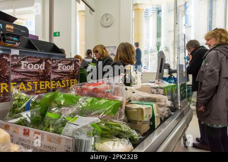 Clienti al check-out in Waitrose supermercato, Bath, Somerset, Inghilterra, Regno Unito Foto Stock
