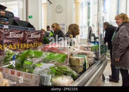 Clienti al check-out in Waitrose supermercato, Bath, Somerset, Inghilterra, Regno Unito Foto Stock