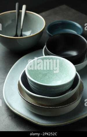 Elegante stoviglie vuota sul tavolo grigio, guardaroba Foto Stock